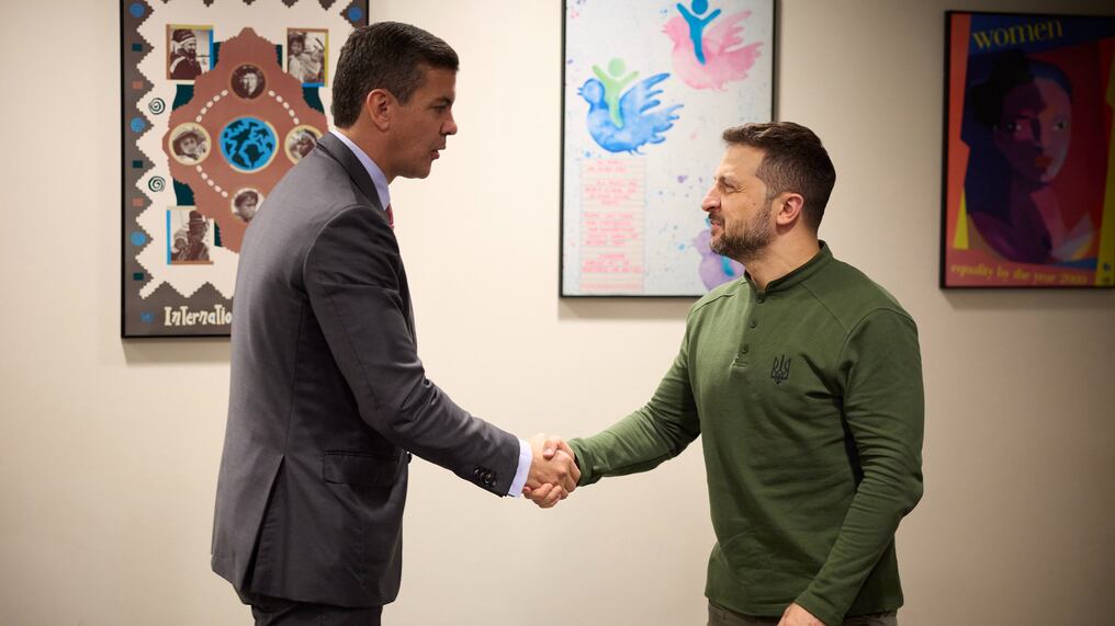 Santiago Peña y su homólogo de Ucrania, Volodímir Zelenski abordaron temas de seguridad. Foto: Gentileza