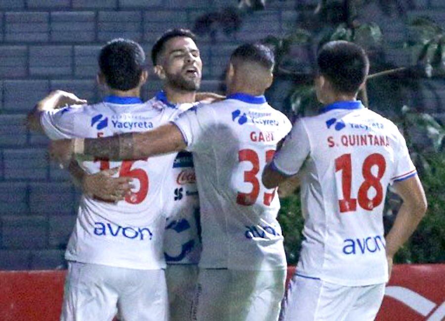 Todos celebran con Daniel Rivas, el primer tanto de Nacional, que le ganó de visitante a Trinidense y sigue como único escolta.FOTO: APF