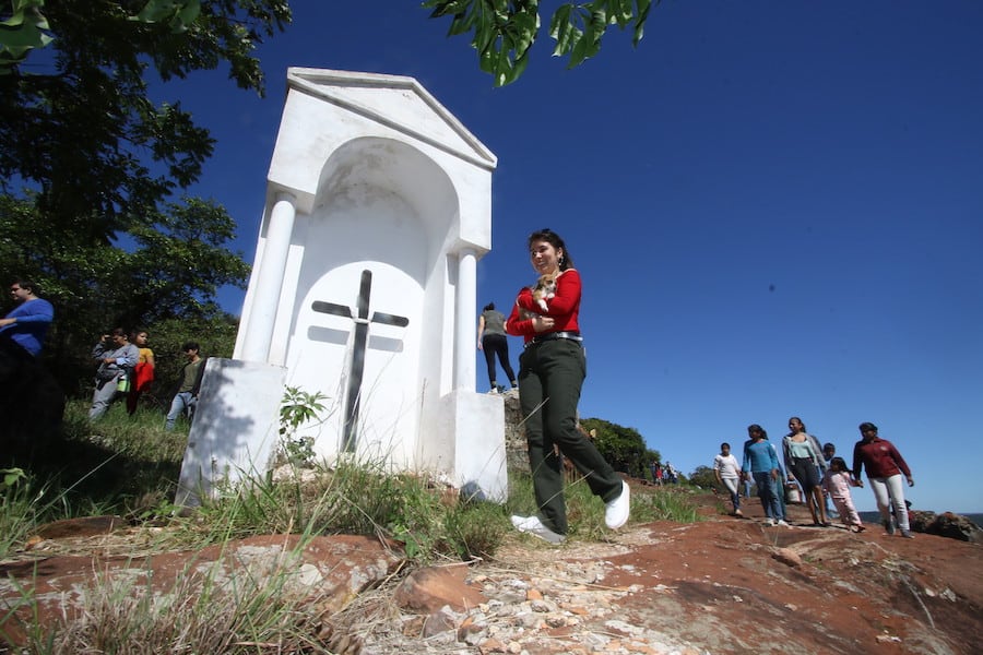 El Viernes Santo se realizará el tradicional Cerro Jejupi, que revive el ascenso de Cristo al Monte de los Olivos. Desde la cima del cerro Yaguarón se puede disfrutar de verdaderos poemas visuales.