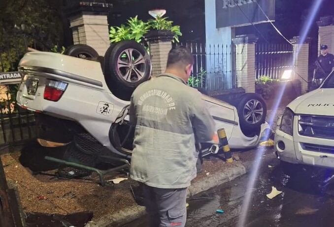 En estas condiciones quedó el vehículo, pero afortunadamente el conductor salió ileso y ni siquiera precisó de asistencia médica. Foto: Gentileza