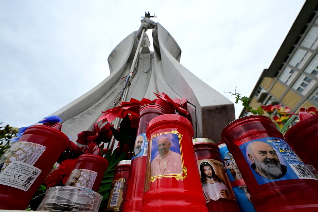 Las plegarias por la salud del papa Francisco crecen en todas partes del mundo en los últimos días. Foto: AFP