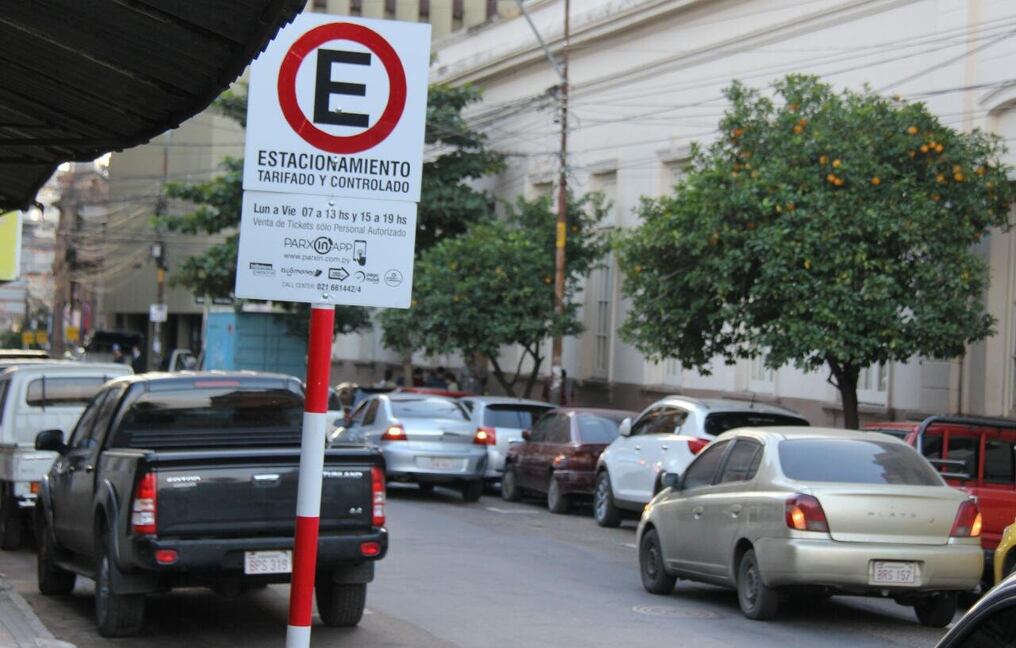 La implementación del estacionamiento tarifado será en dos etapas y prevé exonerar del pago a los funcionarios de la Municipalidad de Asunción. Foto: Archivo