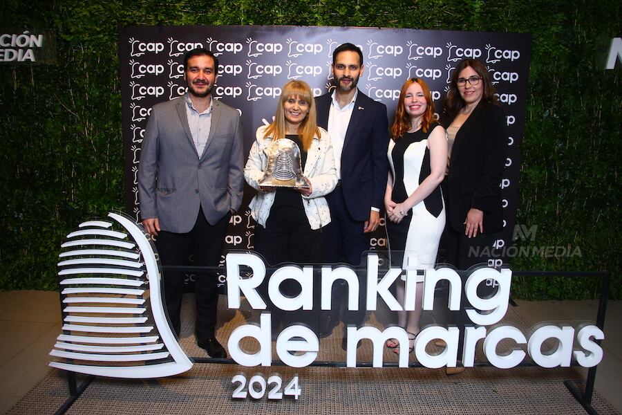 Enrique Ortiz, Patricia Chapp, Mario Goia, Dania Ávalos y Marlene Pereira con el galardón para Superseis. Foto: Eduardo Velázquez