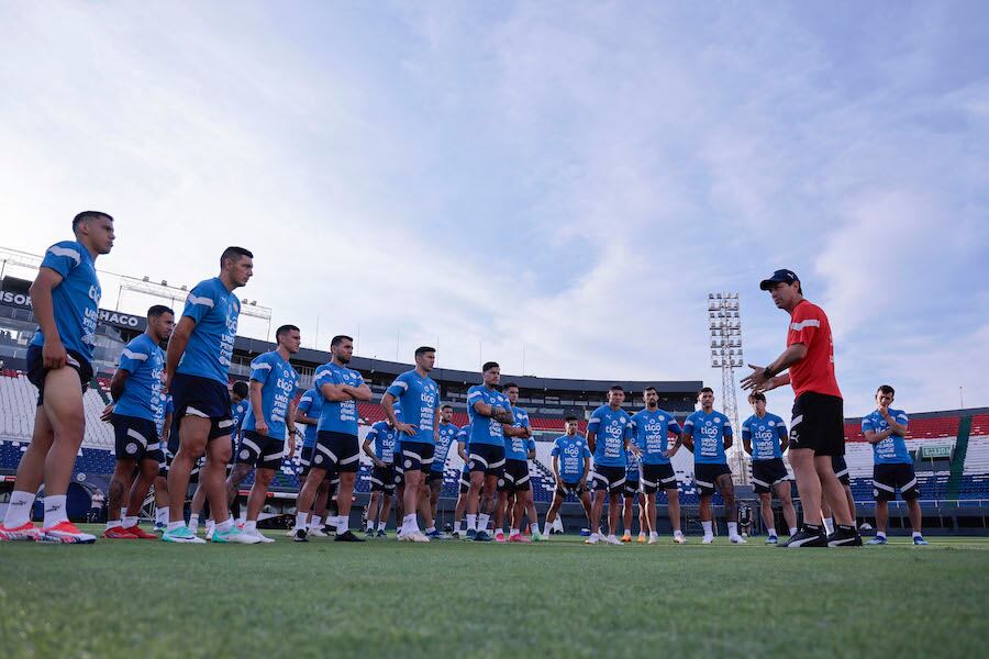 Daniel Garnero dio precisas instrucciones al plantel de la Albirroja durante la movilización del domingo en el estadio Defensores del Chaco.FOTO: APF
