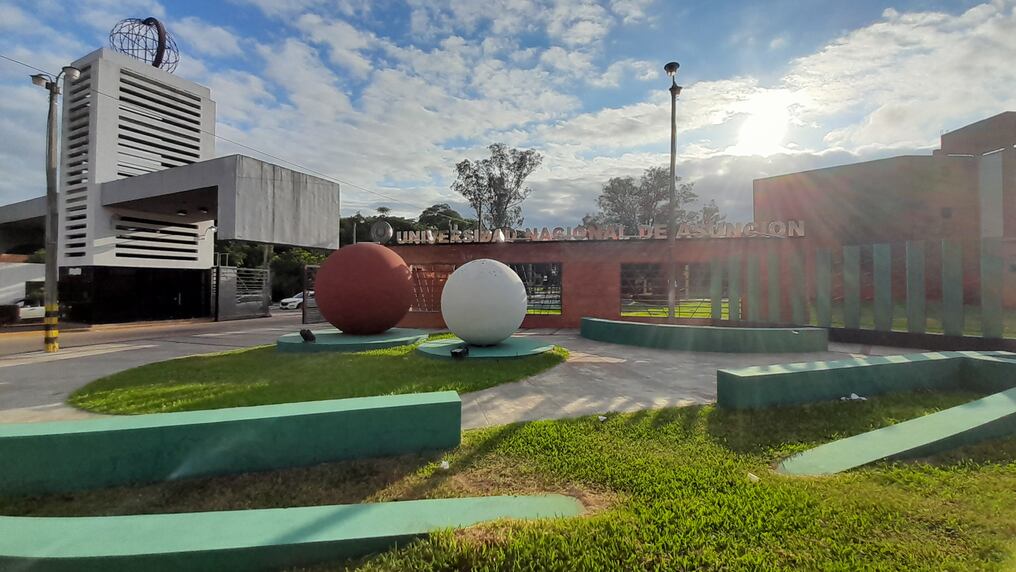 Desde la Universidad Nacional de Asunción (UNA) piden reportar las noticias falsas que dañan la imagen de la institución. Foto: Archivo