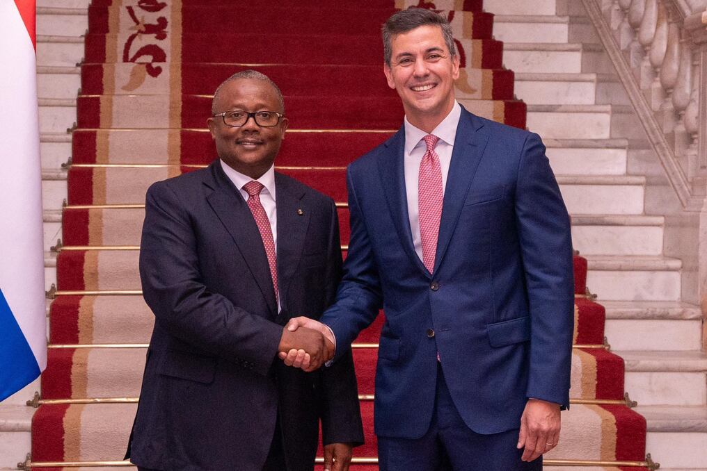 El presidente Santiago Peña y su par de Guinea-Bissau, Umaro Sissoco Embaló, están decididos a aumentar el nivel de cooperación entre ambos países. Foto: Gentileza