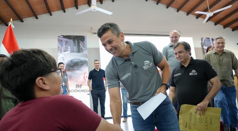 El anuncio fue hecho por el presidente Santiago Peña. Foto: Pánfilo Leguizamón/Nación Media. Peña amplía a cupos y otorga becas a más de 7.590 jóvenes