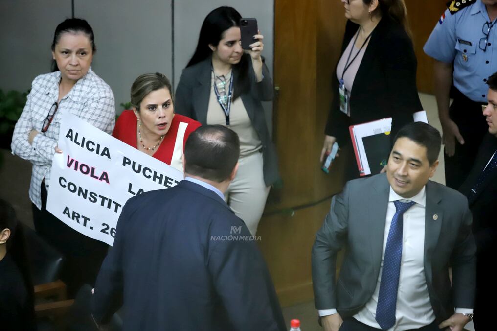 El senador Amarilla cuestionó la acciones desbordadas por parte de su colega liberal y otros de la oposición en la sesión del Senado. Foto: Roberto Zarza