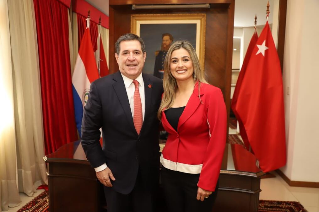 El presidente de la Junta de Gobierno, Horacio Cartes, recibió en su despacho a dirigentes de Villa Elisa, que presentaron la candidatura de Diana Recalde como precandidata de consenso por Concordia para la jefatura municipal de dicha ciudad. Foto: Gentileza