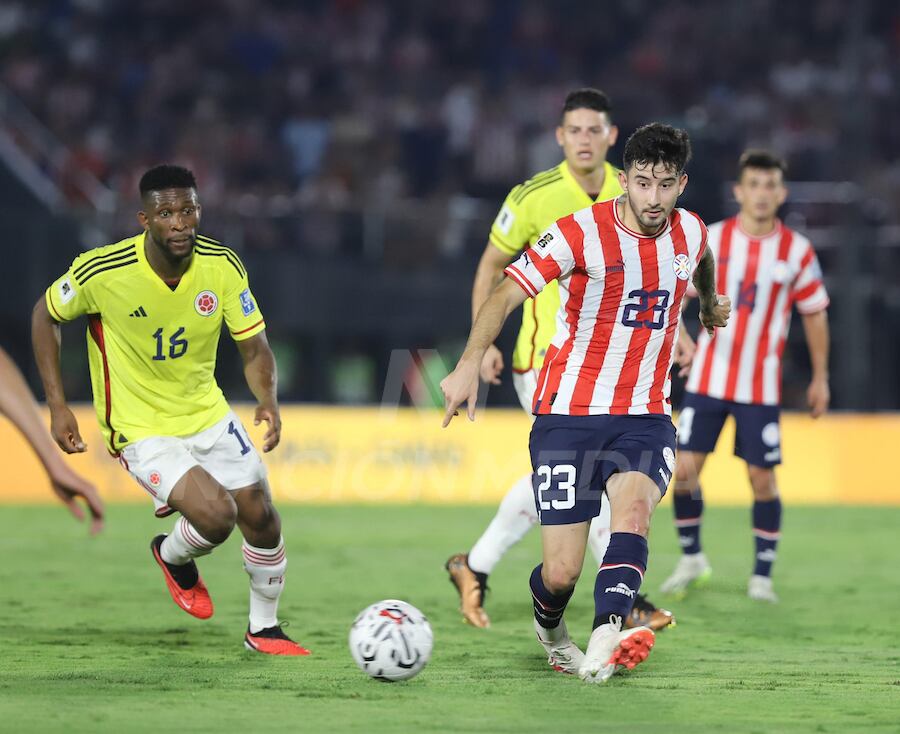 Mathías Villasanti tuvo un arduo trabajo en el mediocampo por el buen toque de los colombianos.FOTO: CARLOS JURI