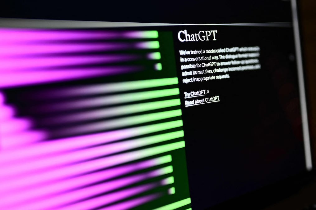 Una pantalla de computadora muestra el sitio web de OpenAI. Foto: Marco Bertorello/AFP