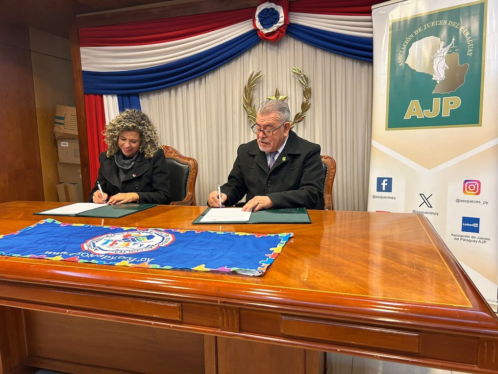 Con el objetivo de promover una Justicia más inclusiva y accesible para las personas con autismo se firmó el convenio entre la Asociación de Jueces del Paraguay y la Asociación de Padres y Tutores de Personas con TEA. Foto: Gentileza