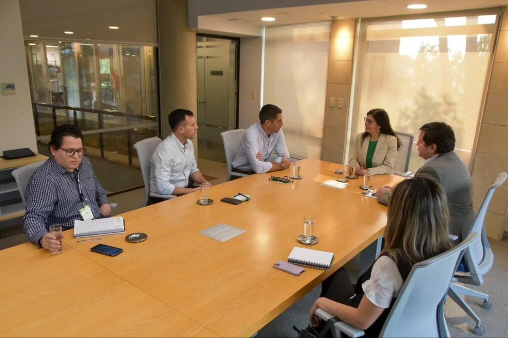 Directivos de  la Unión Industrial Paraguaya (UIP), conversaron con la representante del Banco Interamericano de Desarrollo (BID) en Paraguay, Edna Admendariz, sobre posibles proyectos de desarrollo e inversión. Foto: Gentileza
