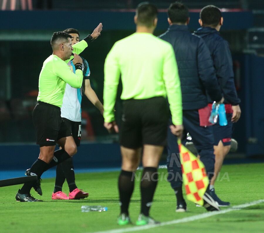 José Méndez sanciona uno de los dos penales a favor de Cerro tras revisar la jugada en el VAR.FOTO:EDUARDO VELÁZQUEZ