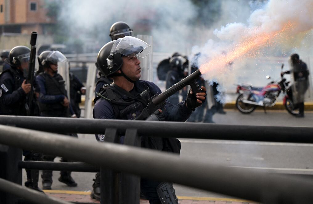 Al menos cuatro personas murieron en las violentas protestas que estallaron el lunes tras la cuestionada reelección del presidente venezolano Nicolás Maduro y que fueron reprimidas por las autoridades. Foto: AFP