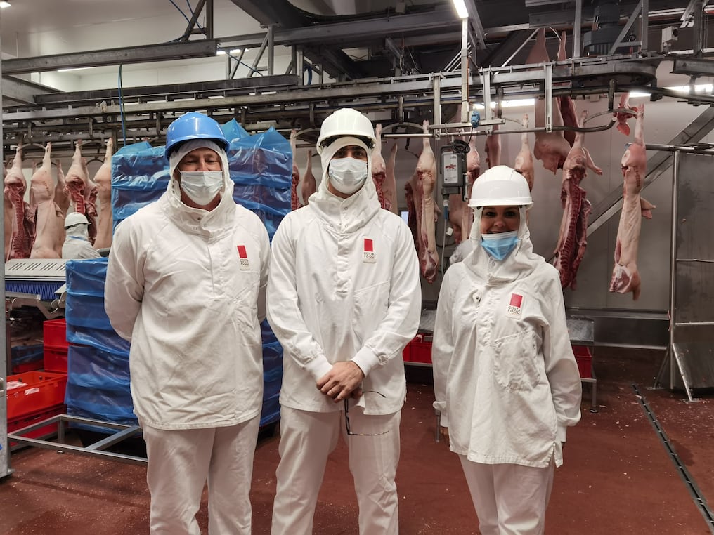 Las autoridades paraguayas conocieron el proceso, desde el corte de la carne de cerdo hasta su embalaje y preparación para exportar.Foto: Gentileza