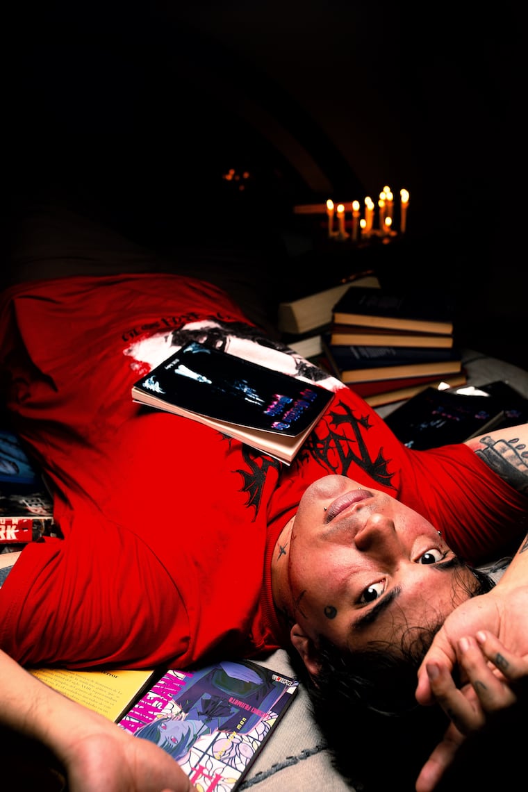 David Soley posa con su libro  “El Castillo de Sofía”. Foto: Gentileza