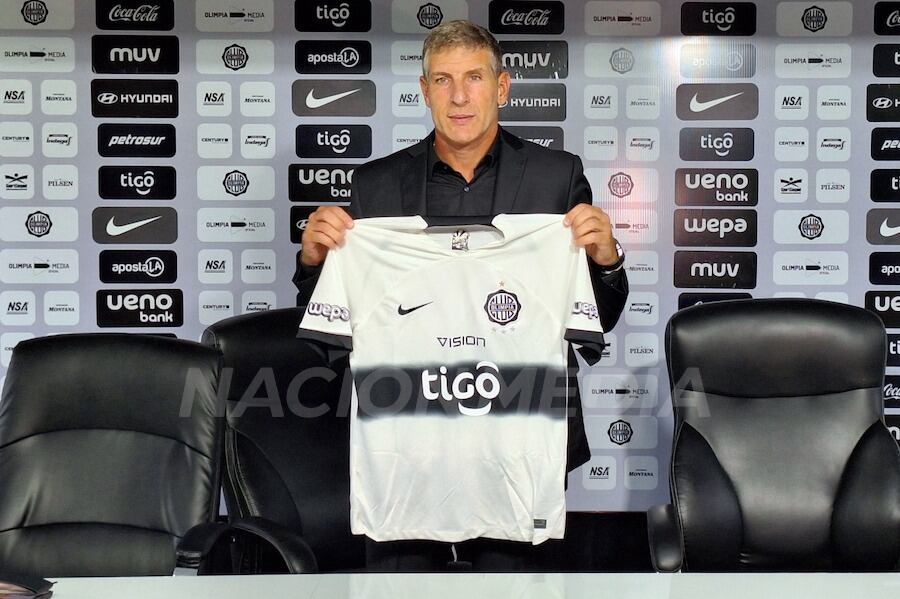 Martín Palermo fue presentado y empezó a trabajar con el plantel franjeando pensando en el superclásico de sábado.FOTO: HUGO RODAS
