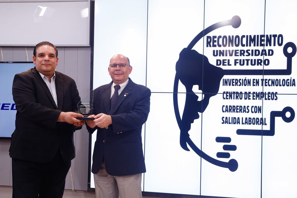 La Universidad Paraguayo Alemana fue distinguida de la mano del experto en empleos, Enrique López Arce. Foto: Emilio Bazán