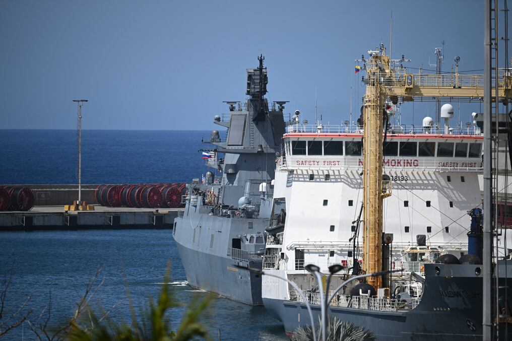 Los altos mandos de la Fuerza Armada de Venezuela tienen un gran poder porque controlan empresas de minería, petróleo y distribución de alimentos, además cuentan con el apoyo de Rusia, que hace unas semanas envió naves de guerra al país caribeño. Foto: AFP