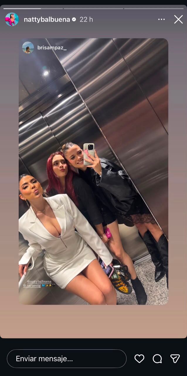 Natty Balbuena junto a amigas en su festejo.