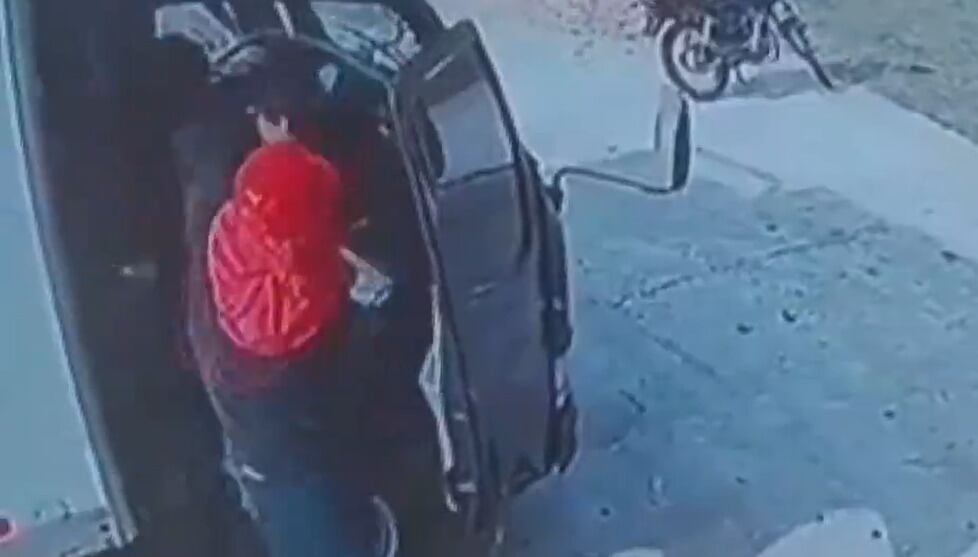 Los malvivientes llegaron en un vehículo de la marca Toyota modelo IST de color blanco y se estacionaron a un costado de la estación de servicio. Luego redujeron a los que estaban en el camión. Foto: Gentileza