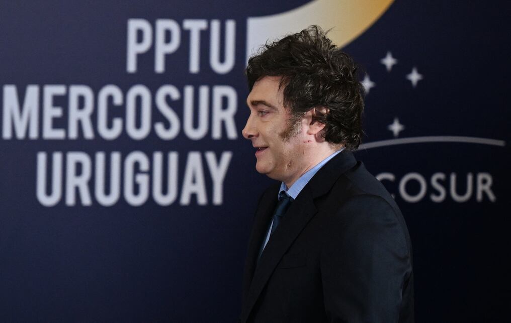 El presidente de Argentina, Javier Milei, en su llegada a la LXV Cumbre del Mercosur en Montevideo. Foto: Eitan Abramovich/AFP