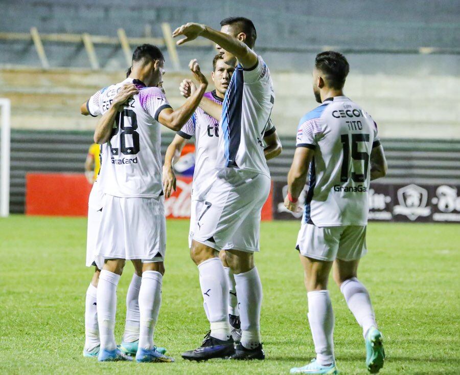 Los gumarelos saludan a Marcelo Fernández, quien anotó el gol de la clasificación.FOTO:@APF