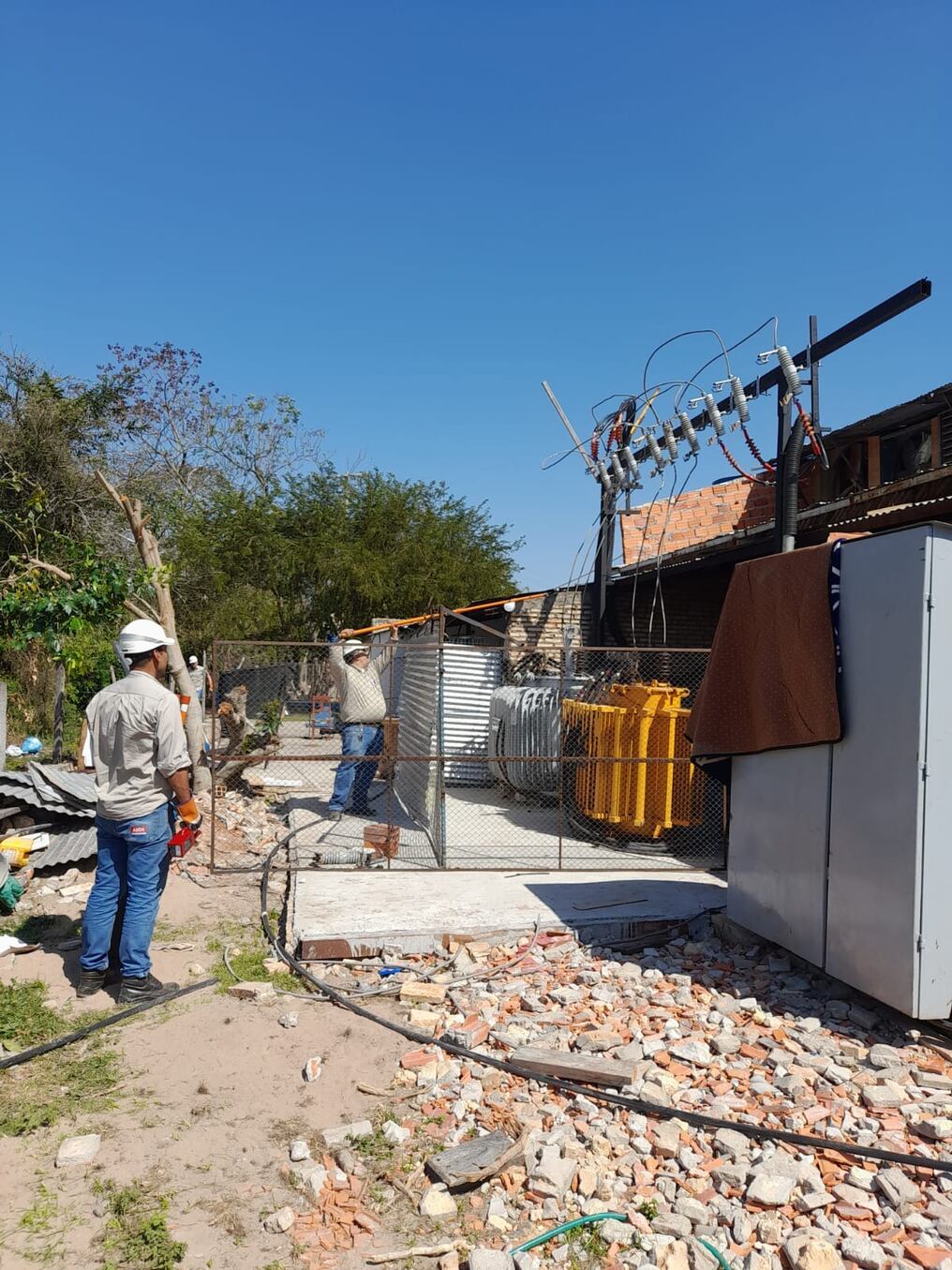 Una de las intervenciones realizadas por la Ande en criptominería. Fue en Emboscada por suministro irregular en media tensión. A nivel nacional fueron 38 operativos, de los cuales, en Alto Paraná fueron 34. Foto: Gentileza