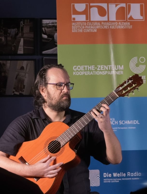 Diego Guzmán imparte taller de guitarra en el ICPA. Foto: Gentileza