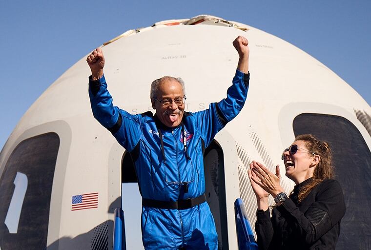 Ed Dwight, que fue rechazado por la NASA en los años 1960, se muestra feliz al retornar del viaje espacial. Foto: @blueorigin