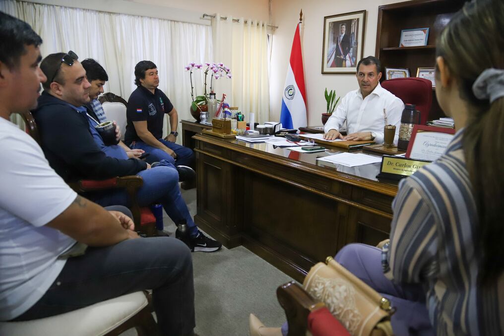 La reunión con el titular del MAG, Carlos Giménez, estuvo encabezada por la presidenta del gremio de comerciantes frutihortícolas, Karen Leguizamón. Foto: Gentileza