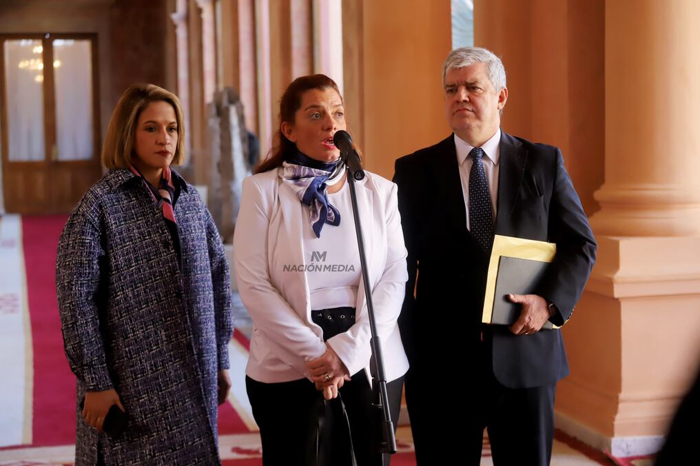 La ministra Cynthia Figueredo (centro), junto a Lea Giménez y Enrique Riera, tras la reunión del Consejo de Ministros en el Palacio de Gobierno. Foto: Atilio Fernández