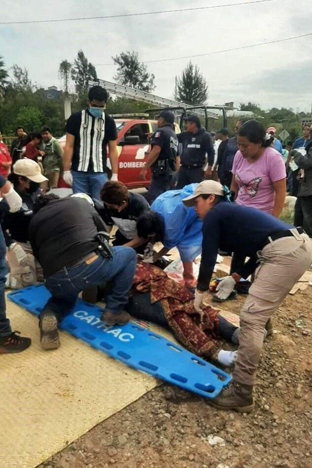 Otras 17 personas resultaron heridas en el accidente que se registró en una zona montañosa del estado de Oaxaca. Foto: AFP
