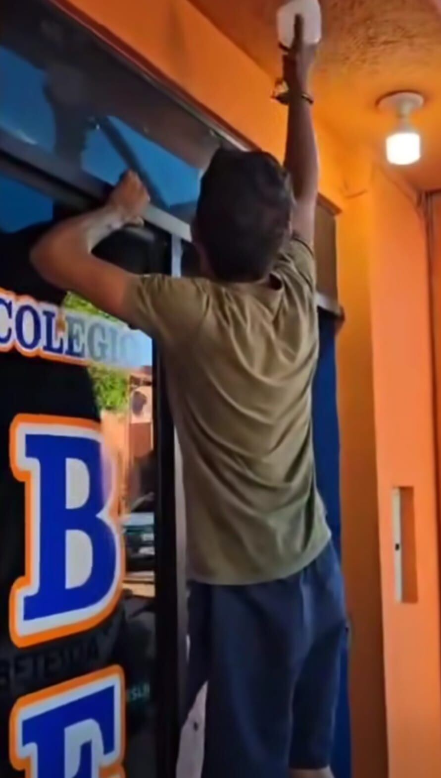 Un hombre robó dos focos ubicados frente a un colegio en Concepción, se arrepintió, pidió disculpas a la directora y volvió a colocarlos. Foto: Gentileza