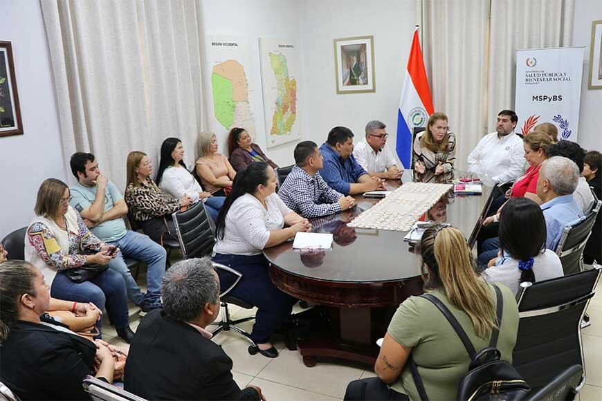 La ministra de Salud, María Teresa Barán, recibió a los representantes de la Fenae. Foto: Gentileza