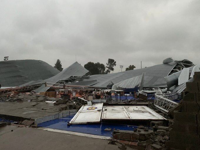 Vientos superiores a 140 km por hora derrumbaron la estructura del club Bahiense del Norte donde se estaba realizando un festival de patín. Foto: Gentileza