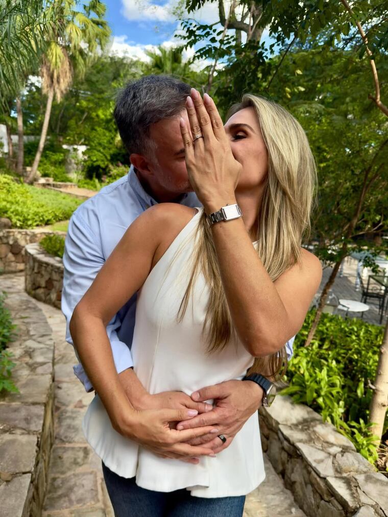 Tania Domaniczky luce su anillo de compromiso.