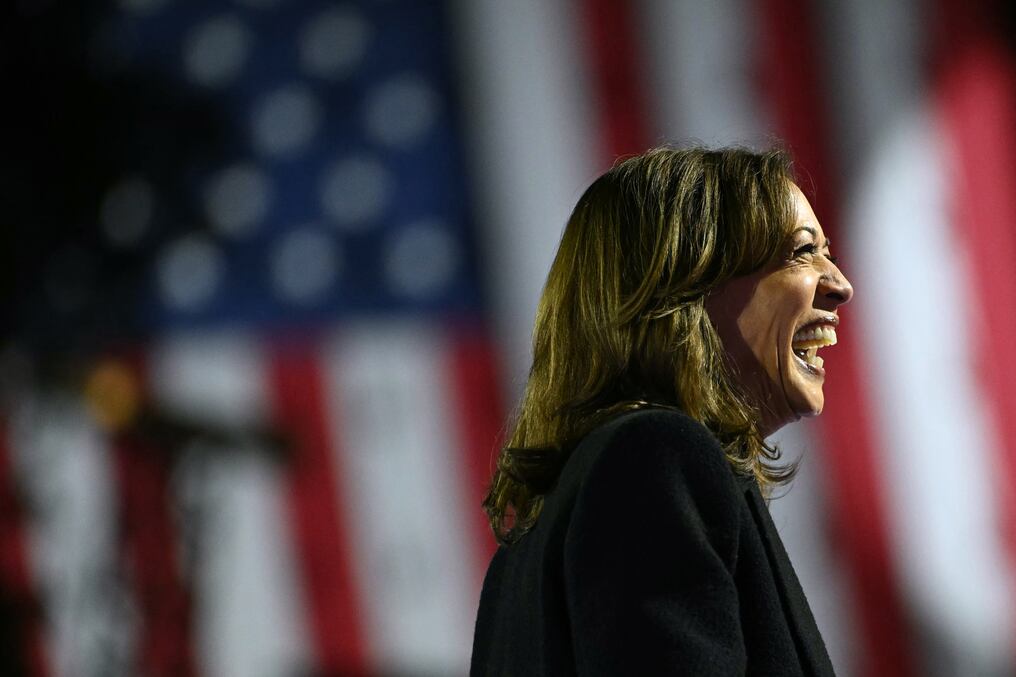 Kamala Harris sonríe durante un mitin de campaña en Benjamin Franklin Parkway en Filadelfia, Pensilvania. Foto: AFP