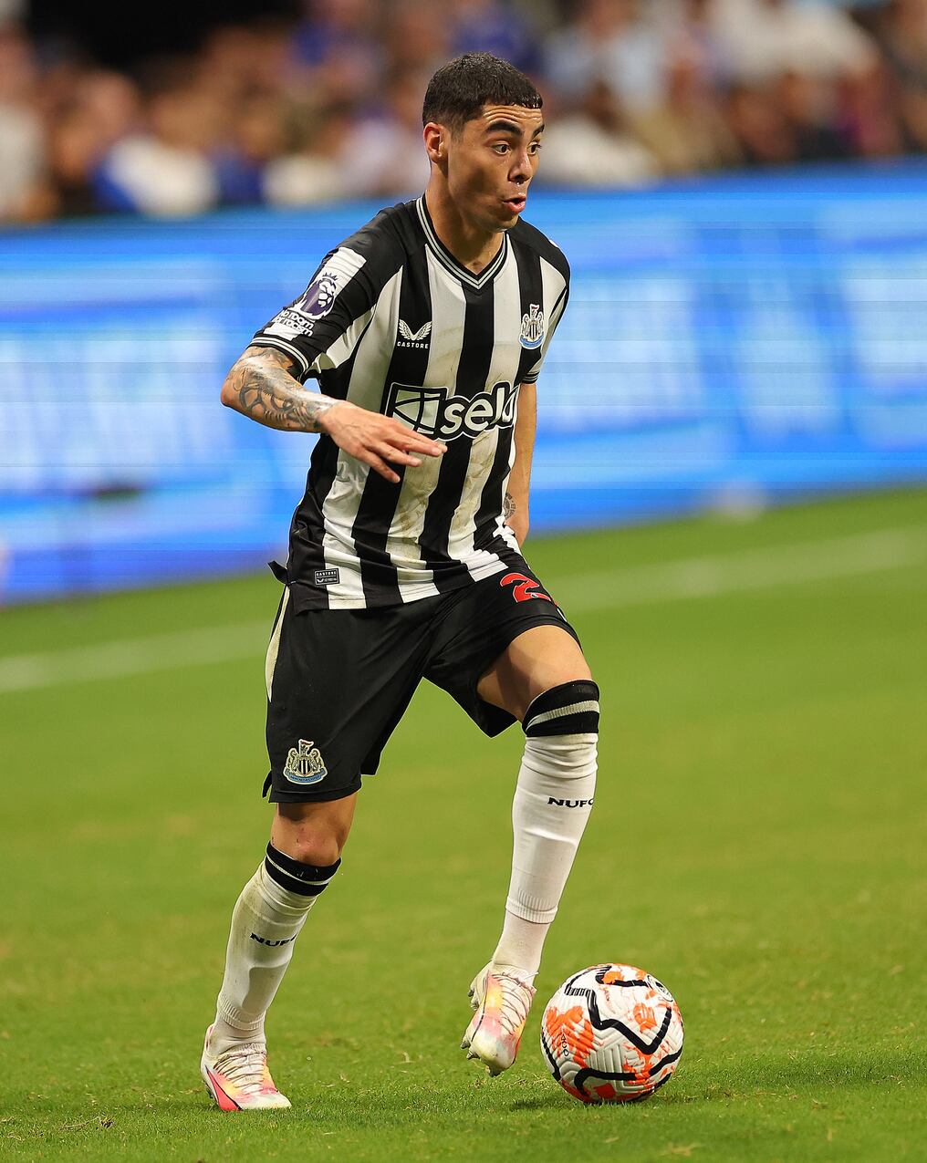 Miguel Almirón fue titular en el partido ante el Manchester City