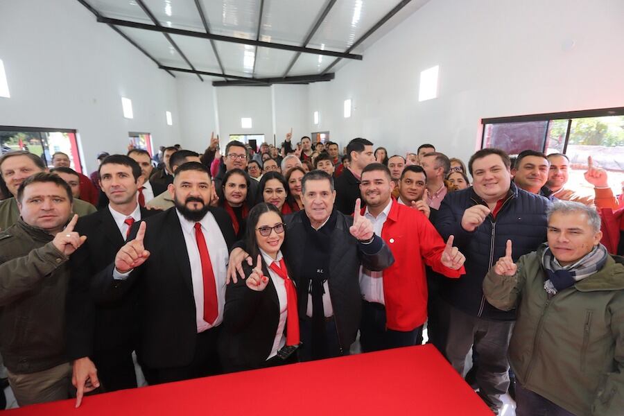 El presidente de la Asociación Nacional Republicana (ANR) estuvo acompañado de varias autoridades partidarias y locales, entre ellos, César Sosa, gobernador del IV departamento. Foto: Gentileza