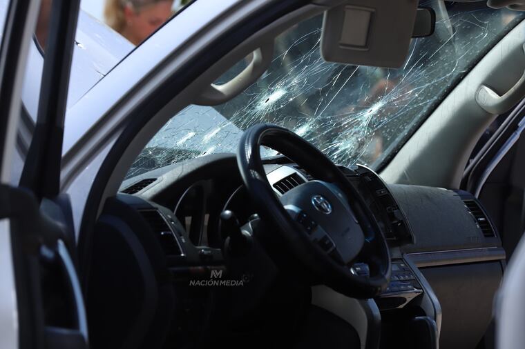 Camioneta baleada por desconocidos.