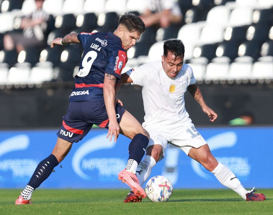 Luis Amarilla y Ángel “Pika” Lucena en plena lucha por la posesión de la pelota. Fue empate entre el Gumarelo y el Ciclón en La Huerta.FOTO: MATÍAS AMARILLA