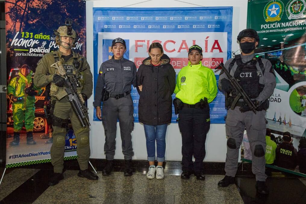 Margareth Lizeth Chacón Zúñiga (centro) estaría implicada en la planeación del homicidio del fiscal Marcelo Pecci. Foto: Fiscalía de Colombia