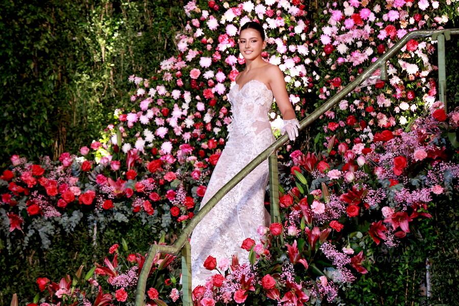 Victoria Otaz del Puerto cautiv con un vestido strapless de escote corazn