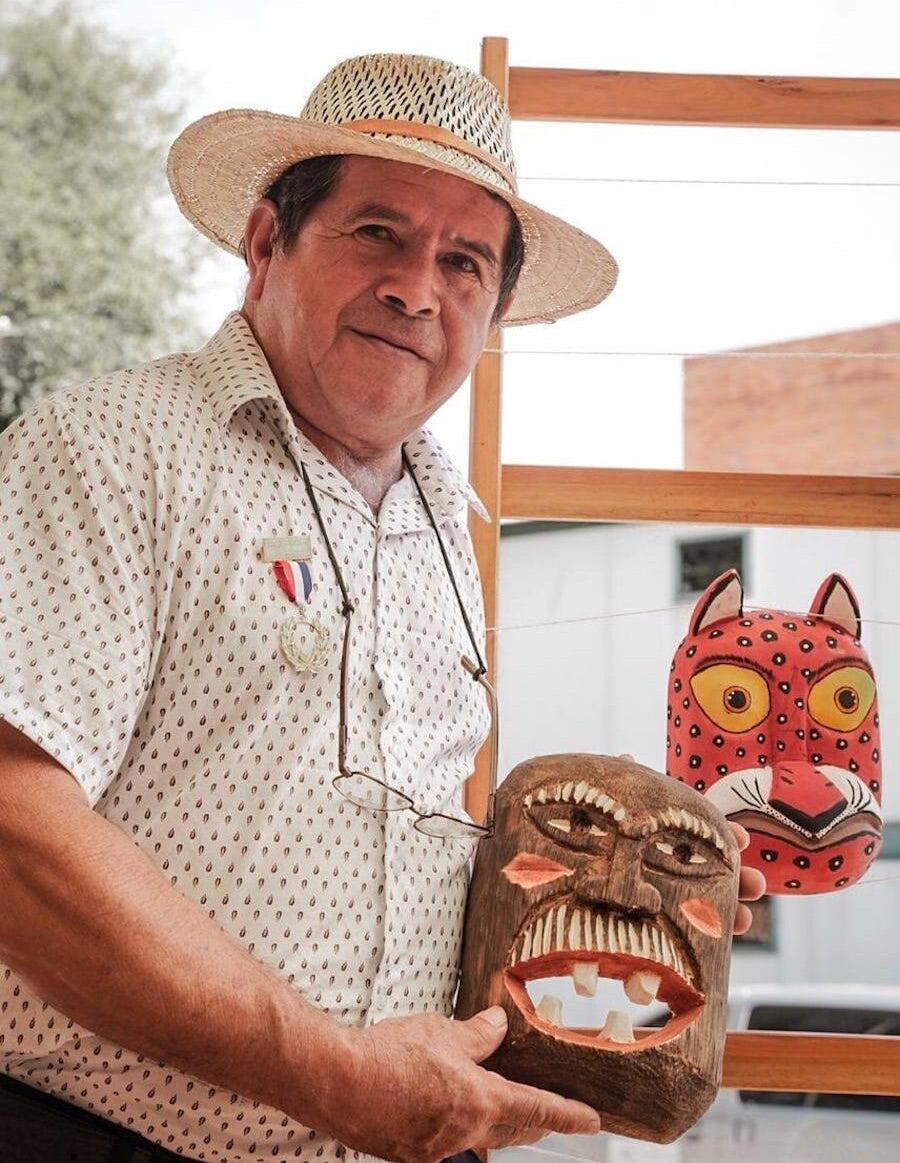 De 13:00 a 14:00, el maestro artesano Néstor Portillo mostrará el tallado en madera de timbó