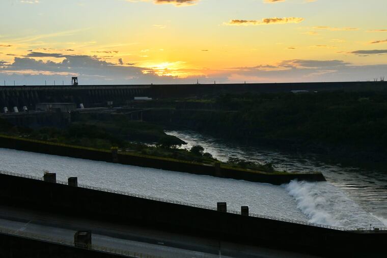 Itaipú abrió las compuertas del vertedero hoy. VÍA: GENTILEZA