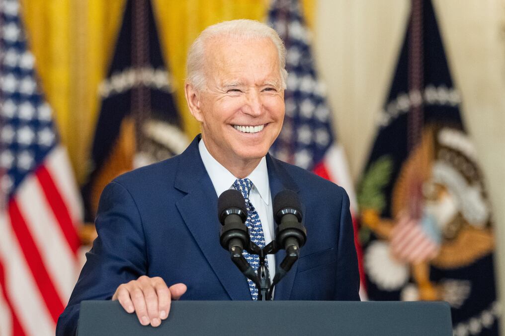 “Esta es la nueva religión de la izquierda. Quieren que la gente dé gracias a la bandera transgénero en lugar de a Dios. Hay que detenerlos”, criticaron a Joe Biden. Foto: @POTUS