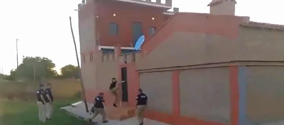 Los intervinientes incautaron documentos en una vivienda en Villeta con rasgos arquitectónicos de un castillo. Foto: Captura de video