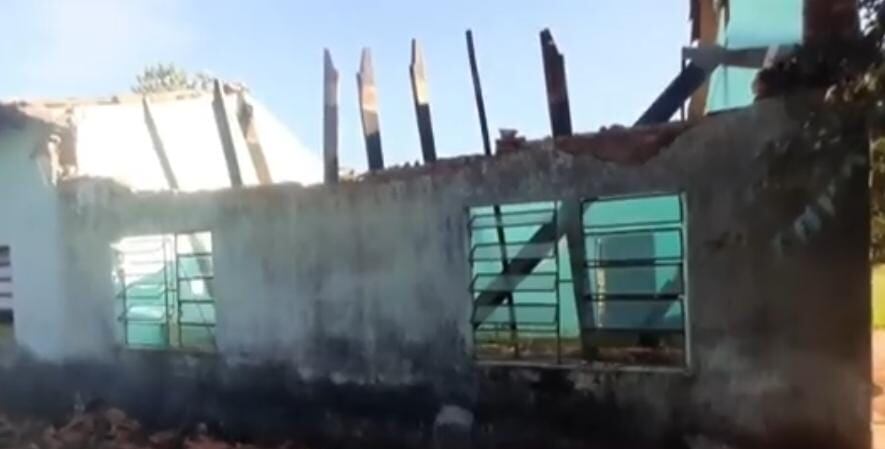 Son tres salas de clases que perdieron el techado tras desplomarse en enero de este año en la colonia Andrés Barbero del departamento de San Pedro. Foto: Captura pantalla
